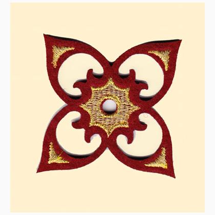 Decoraciones encantadoras: cinta oro y rojo
