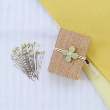 Alfileres cabeza de vidrio y caja de madera de cerezo - Amarillo