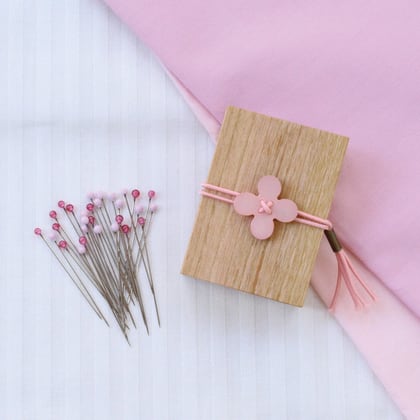 Alfileres cabeza de vidrio y caja de madera de cerezo - Rosa