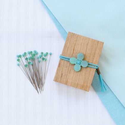 Alfileres cabeza de vidrio y caja de madera de cerezo - Verde