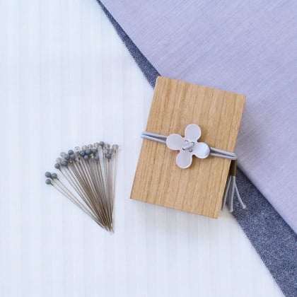 Alfileres cabeza de vidrio y caja de madera de cerezo - Gris