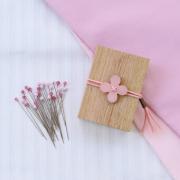 Alfileres cabeza de vidrio y caja de madera de cerezo - Rosa