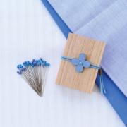 Alfileres cabeza de vidrio y caja de madera de cerezo - Azul