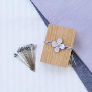 Alfileres cabeza de vidrio y caja de madera de cerezo - Gris