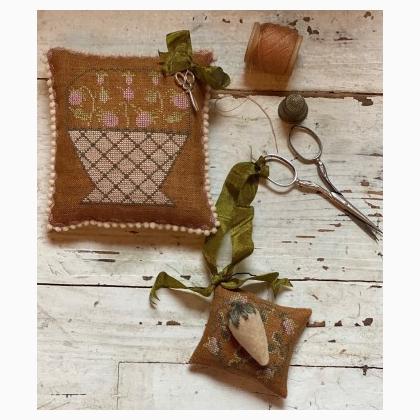 Strawberry Basket Pinkeep & Scissor Fob