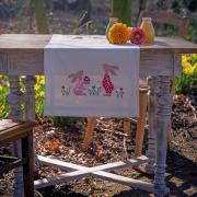 Camino de mesa - Conejos de pascua en el jardín de tulipanes