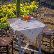 Mesa de centro - Conejos de pascua en el jardín de tulipanes