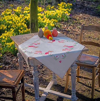 Mesa de centro - Conejos de pascua en el jardín de tulipanes