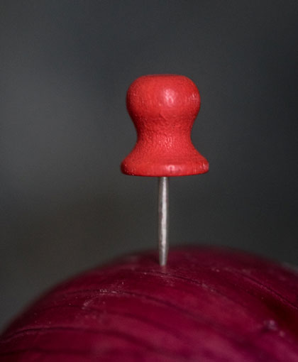 Alfileres de cabeza de madera roja