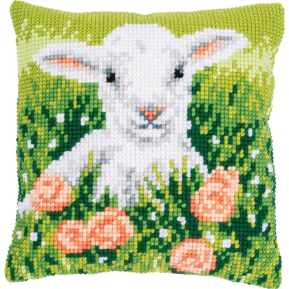 Almohada: Cordero entre flores