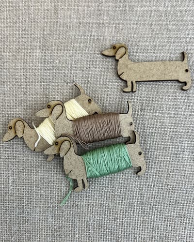 Carretes de hilo para bordar - Perro salchicha