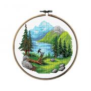 Paisaje de montaña con lago