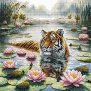 Tigre entre nenúfares